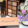 Palette de contornos con espejo y brochas